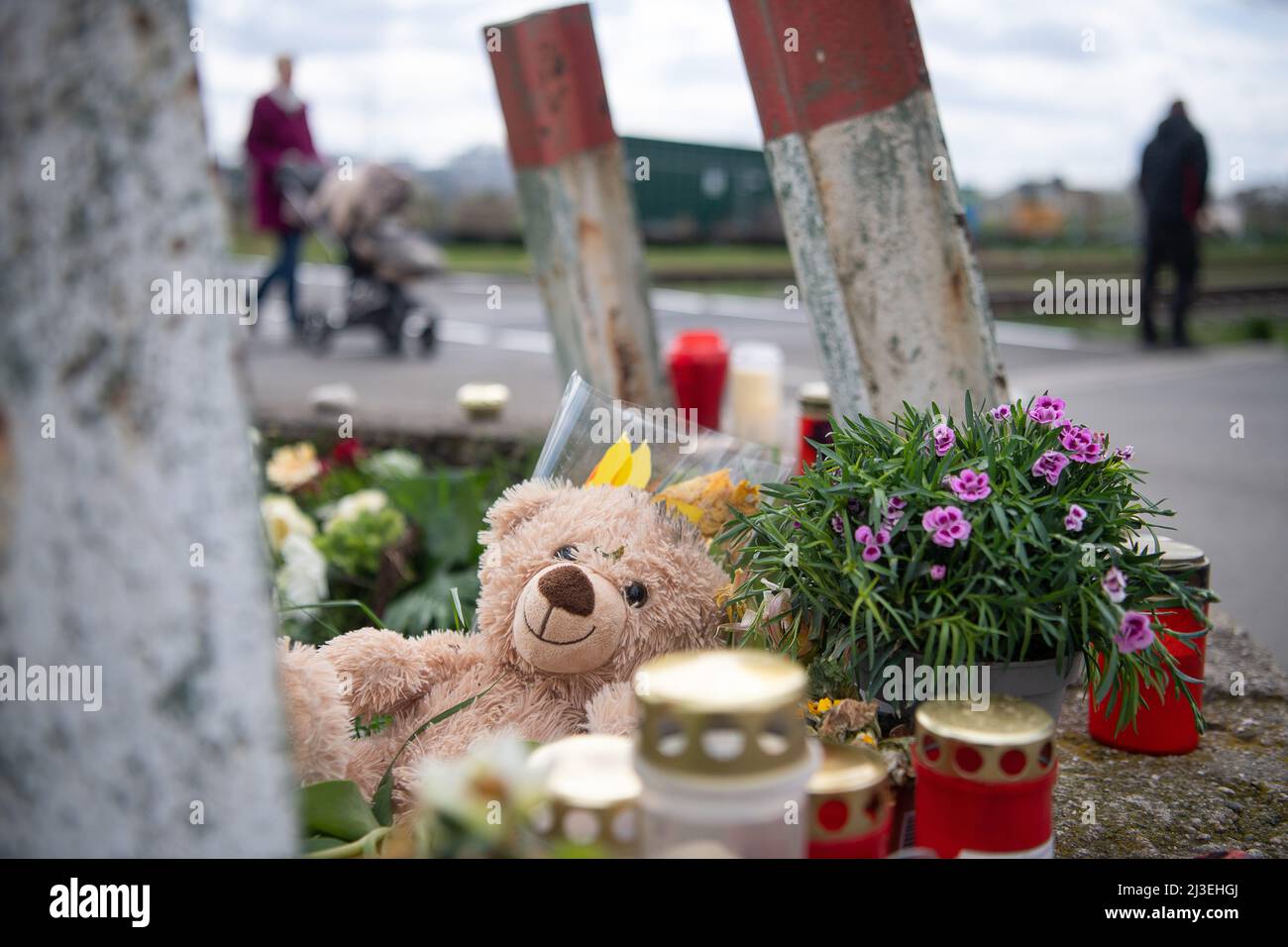 Kriftel, Deutschland. 06. April 2022. Ein Teddybär liegt zwischen Kerzen an einem Bahnübergang, wo in den letzten vier Wochen zwei Menschen durch fahrende Züge getötet wurden. Quelle: Sebastian Gollnow/dpa/Alamy Live News Stockfoto