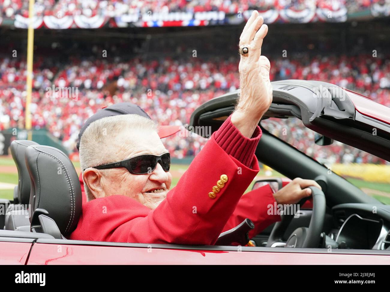 Der ehemalige Manager der St. Louis Cardinals und Mitglied der National Baseball Hall of Fame, Whitey Herzog, winkt seinen Fans zu, als er sich vor einem Spiel gegen die Pittsburgh Pirates am Eröffnungstag in St. Louis am 7. April 2022 durch das Busch-Stadion begibt. Foto von Bill Greenblatt/UPI Stockfoto