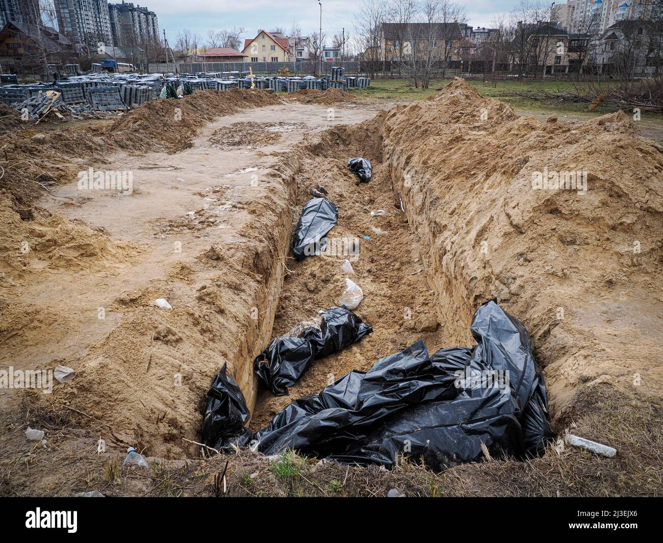 Bucha, Ukraine. 06. April 2022. (ANMERKUNG DER REDAKTION: Bild zeigt Tod)Körper von Zivilisten, von russischen Truppen massakriert, gesehen in einem Massengrab. Nach dem Abzug der russischen Truppen. Die Ukrainer dokumentieren schreckliche Gräueltaten russischer Soldaten an der Zivilbevölkerung. Menschen, die mehrere Wochen der russischen Besatzung überlebt haben, versuchen, ein neues Leben zu beginnen. (Foto von Jana Cavojska/SOPA Images/Sipa USA) Quelle: SIPA USA/Alamy Live News Stockfoto