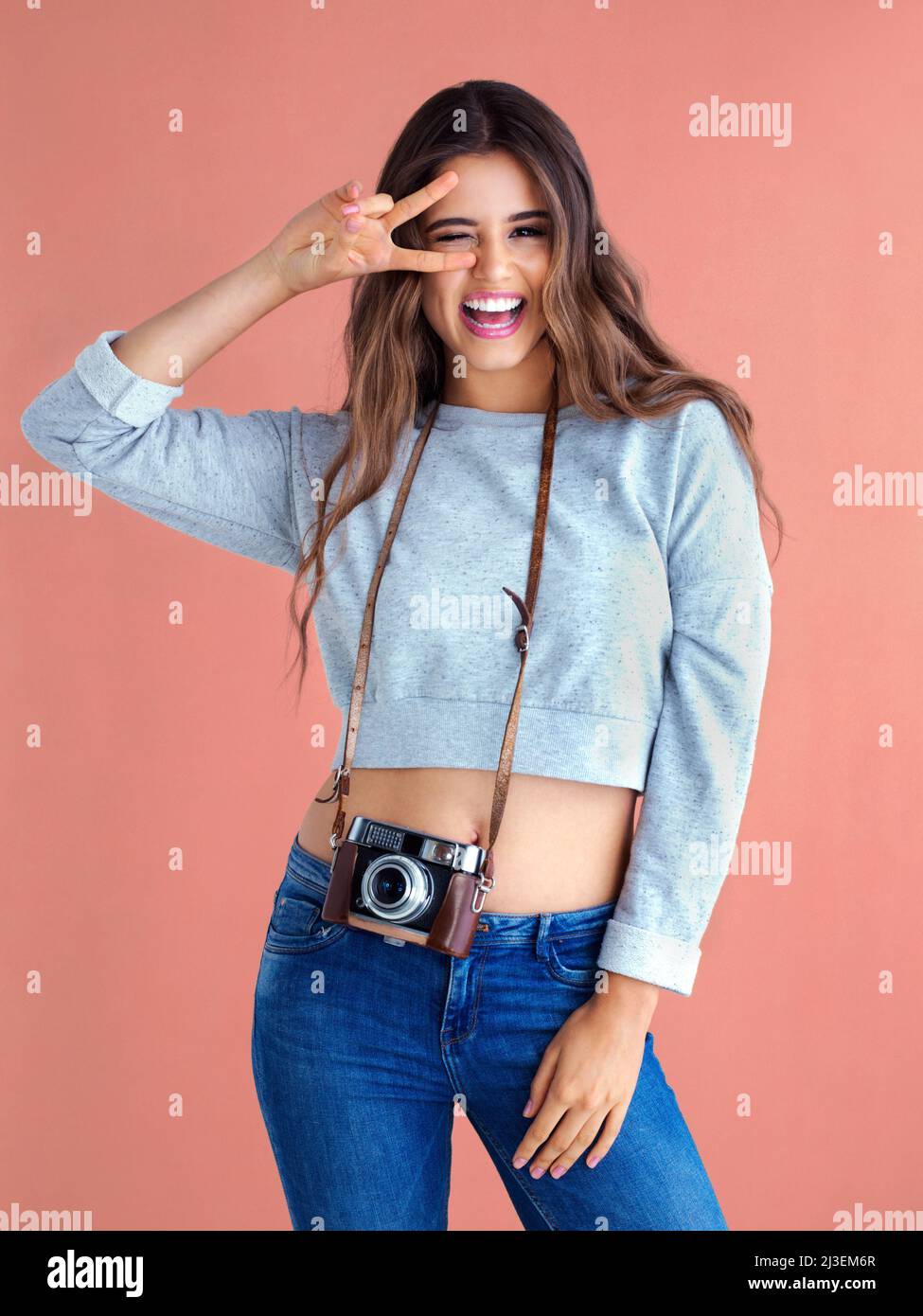 Wir machen Spaß, machen Erinnerungen und fangen sie ein. Studioaufnahme einer schönen jungen Frau, die mit einer Vintage-Kamera vor einem rosa Hintergrund posiert. Stockfoto Wir machen Spaß, machen Erinnerungen und fangen sie ein. Studioaufnahme einer schönen jungen Frau, die mit einer Vintage-Kamera vor einem rosa Hintergrund posiert. Stockfoto