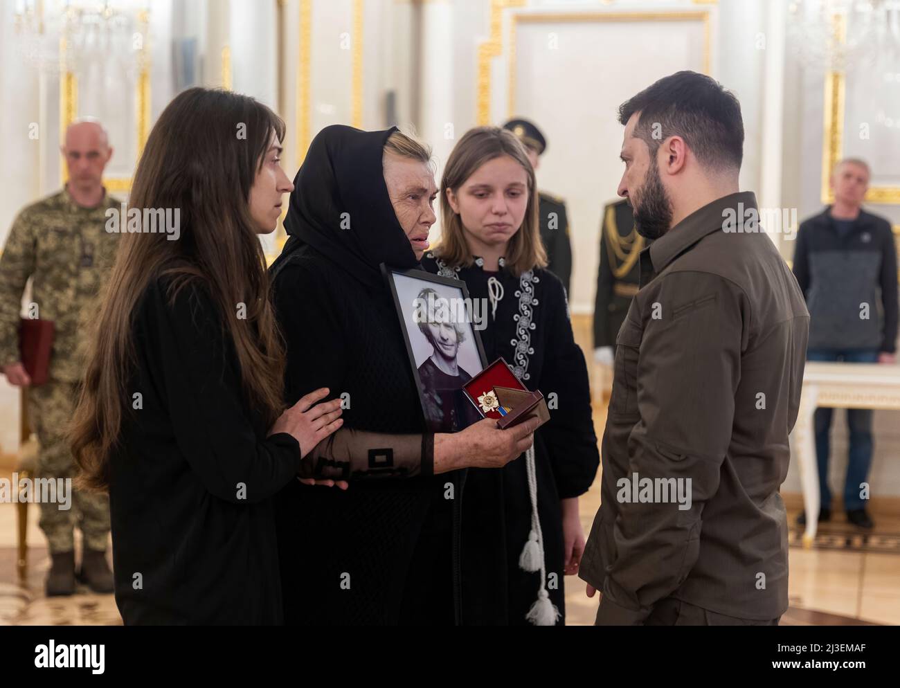 Der ukrainische Präsident Wolodymyr Zelenski trifft sich mit ukrainischen Bürgern, die von der russischen Invasion in ihr Land betroffen sind. Foto: Ukraine Presidential Press Office Stockfoto