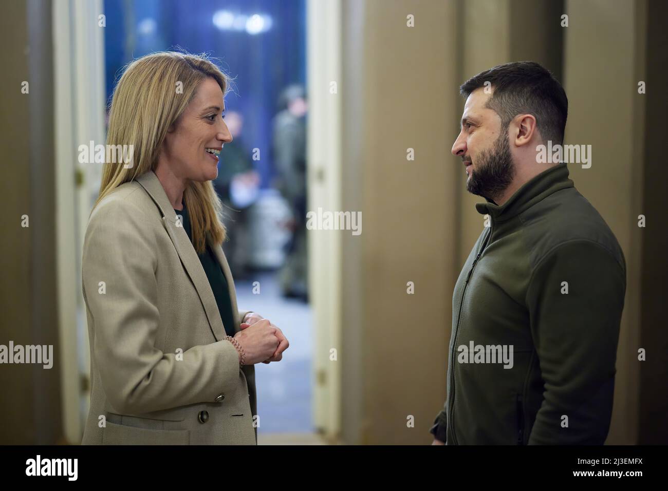 Der ukrainische Präsident Wolodymyr Zelenski trifft sich mit ukrainischen Bürgern, die von der russischen Invasion in ihr Land betroffen sind. Foto: Ukraine Presidential Press Office Stockfoto