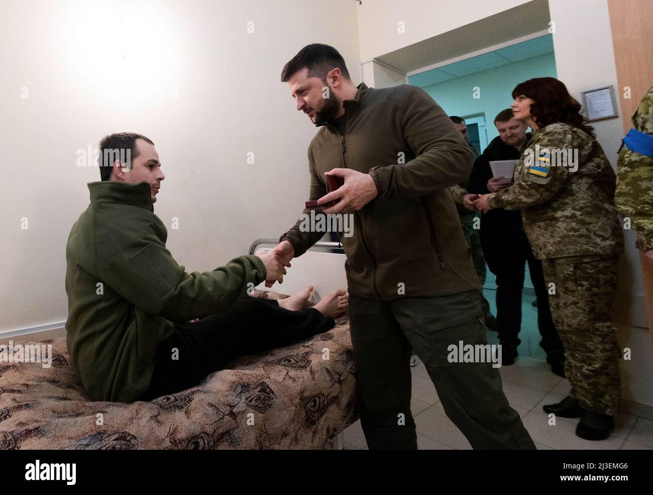 Der ukrainische Präsident Wolodymyr Zelenski trifft sich mit ukrainischen Bürgern, die von der russischen Invasion in ihr Land betroffen sind. Foto: Ukraine Presidential Press Office Stockfoto