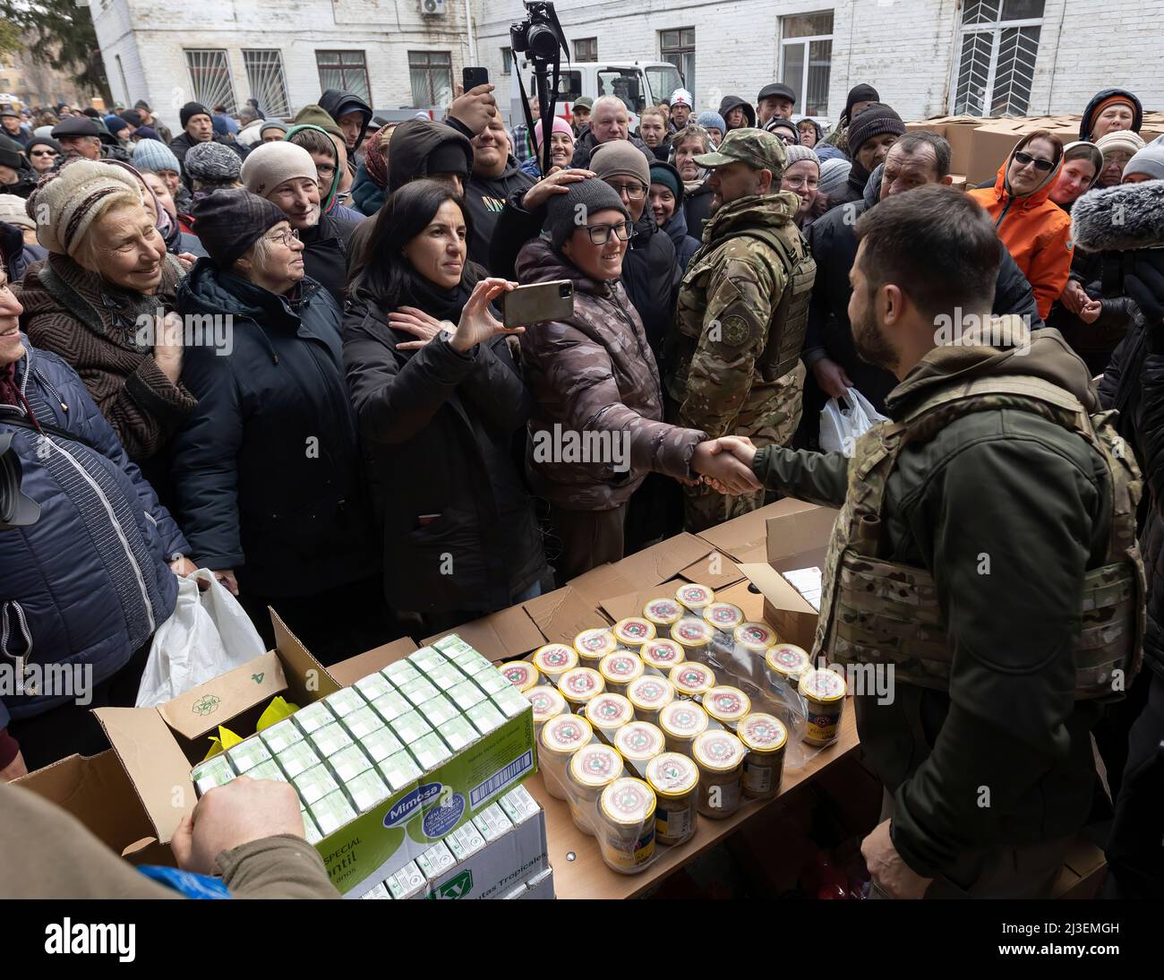 Der ukrainische Präsident Wolodymyr Zelenski trifft sich mit ukrainischen Bürgern, die von der russischen Invasion in ihr Land betroffen sind. Foto: Ukraine Presidential Press Office Stockfoto