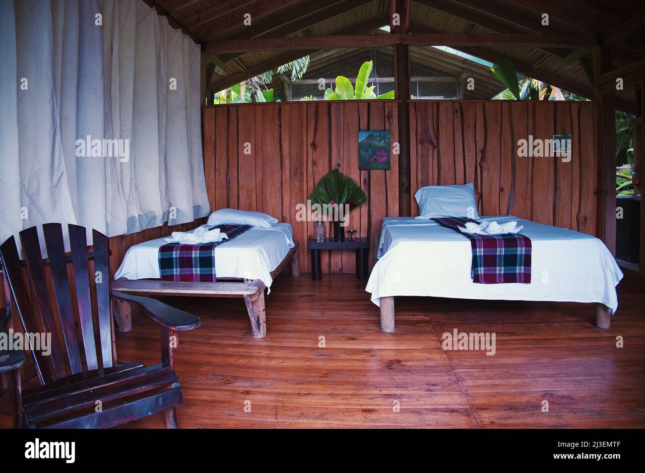 Rustikales Interieur von Blockhütte Schlafzimmer Stockfoto