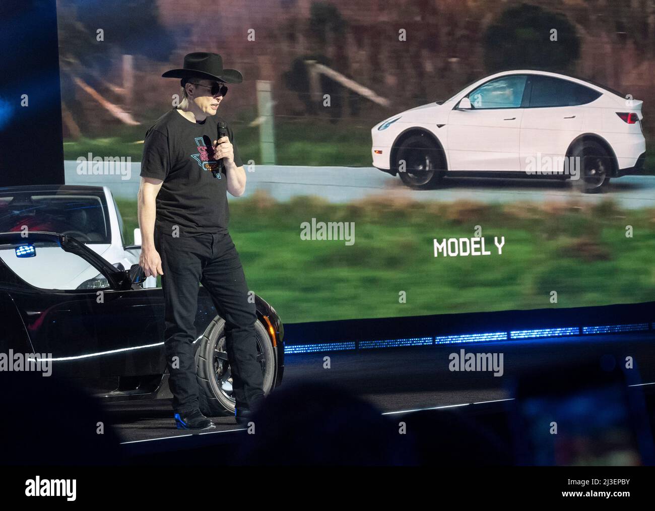 Austin Texas USA, April 7 2022: Elon Musk, Mitbegründer und CEO von Tesla, steht neben einer Tesla-Limousine und spricht 15.000 geladene Gäste im neuen Tesla Gigafactory Texas bei Austin an. Das Werk ist die größte Produktionsstätte in den USA und wird für die Produktion von mehr als 1.000 Elektroautos pro Tag ausgestattet. Kredit: Bob Daemmrich/Alamy Live Nachrichten Stockfoto