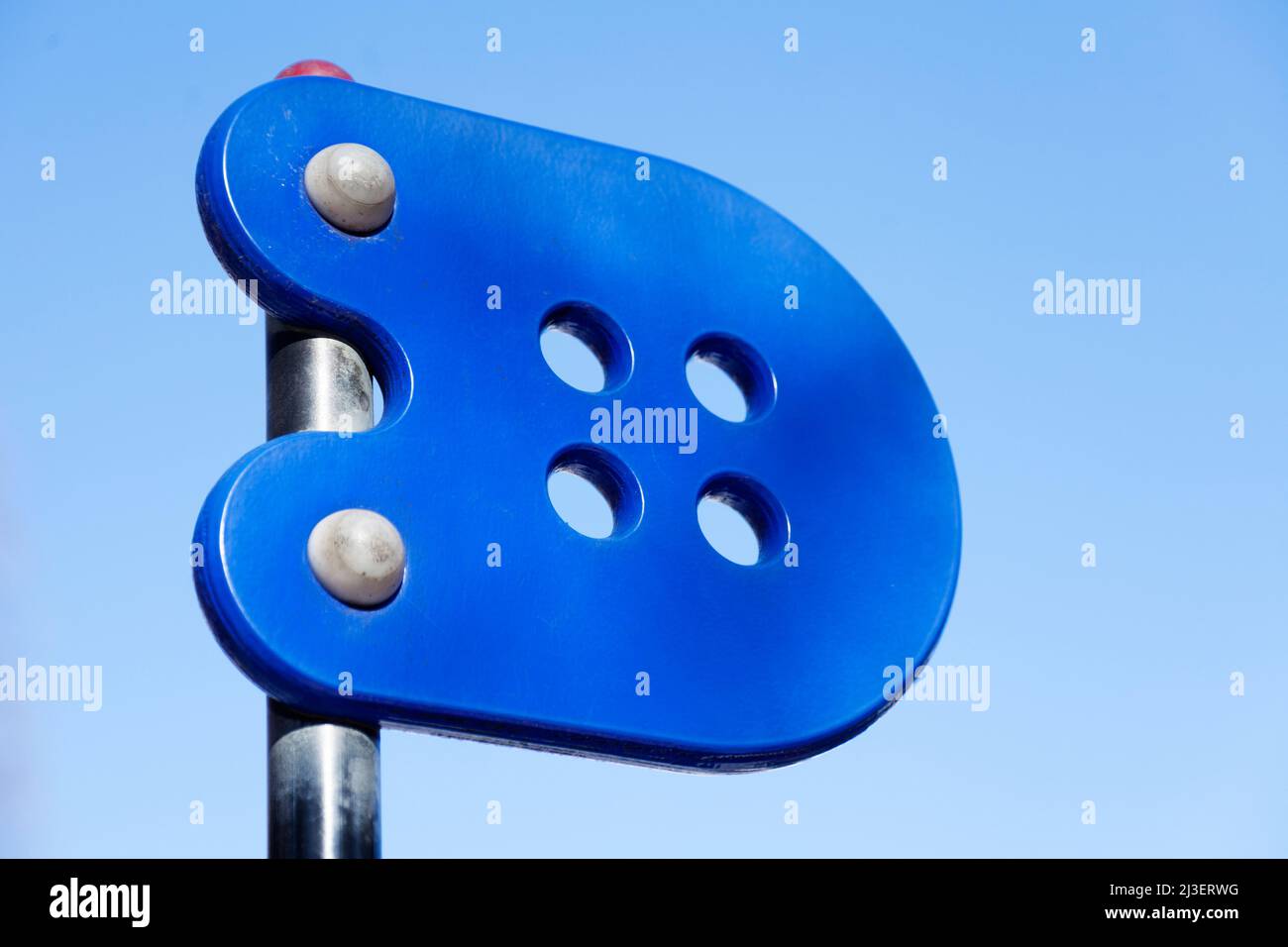 Eine blaue vorgetäuschte Flagge auf einem Spielplatz Stockfoto