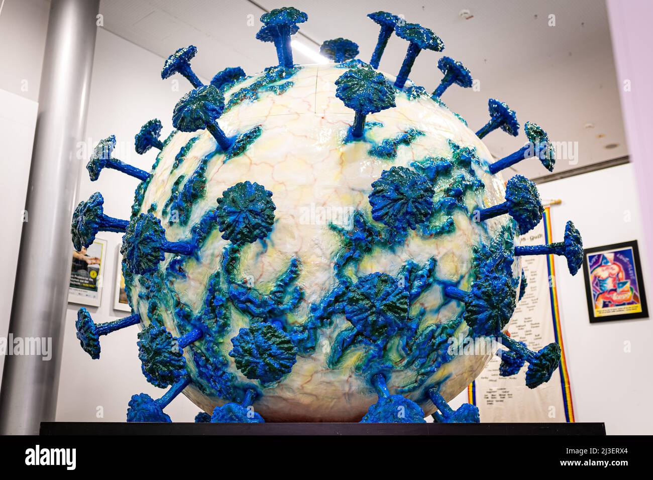 Hildesheim, Deutschland. 01. April 2022. Im Römer- und Pelizaeus-Museum Hildesheim (RPM) wird in der Sonderausstellung „Epidemien“ ein begehbare Modell des AIDS-Virus (HIV) präsentiert. Fluch der Vergangenheit - Bedrohung der Zukunft." Die Schau, die von der Antike bis zur Gegenwart reicht, wird bis Mitte Juli verlängert. Quelle: Moritz Frankenberg/dpa/Alamy Live News Stockfoto