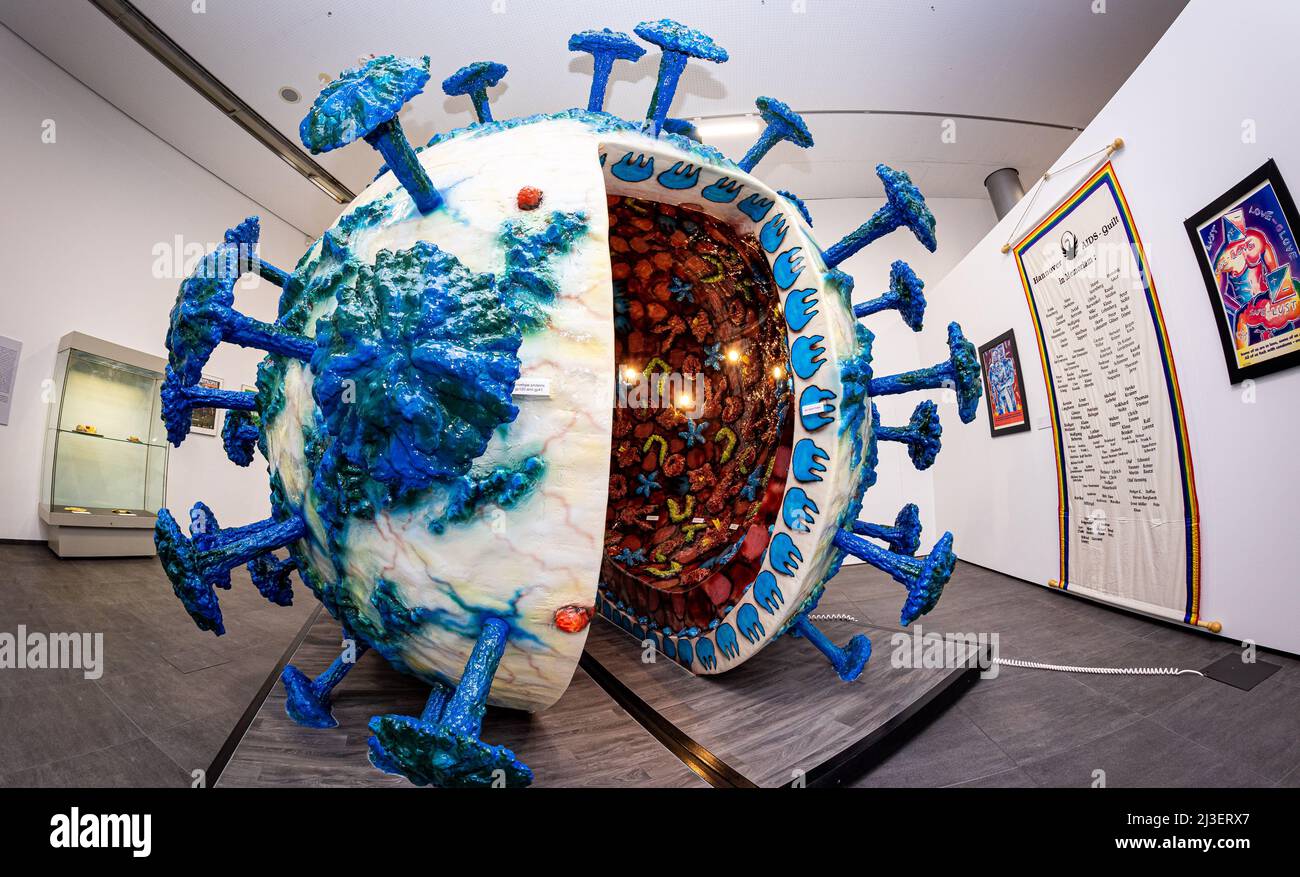 Hildesheim, Deutschland. 01. April 2022. Im Römer- und Pelizaeus-Museum Hildesheim (RPM) wird in der Sonderausstellung „Epidemien“ ein begehbare Modell des AIDS-Virus (HIV) präsentiert. Fluch der Vergangenheit - Bedrohung der Zukunft". (Foto mit Fischaugenobjektiv) die Schau, die von der Antike bis zur Gegenwart reicht, wird bis Mitte Juli verlängert. Quelle: Moritz Frankenberg/dpa/Alamy Live News Stockfoto