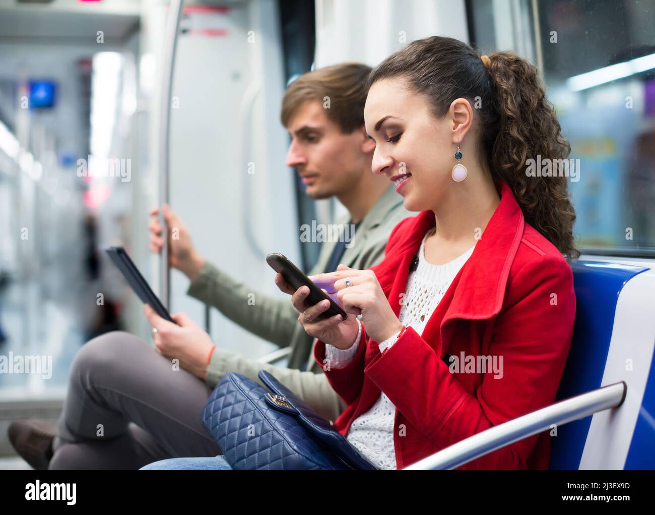 Glückliches Paar beim Lesen von Smartphone und E-Book Stockfoto