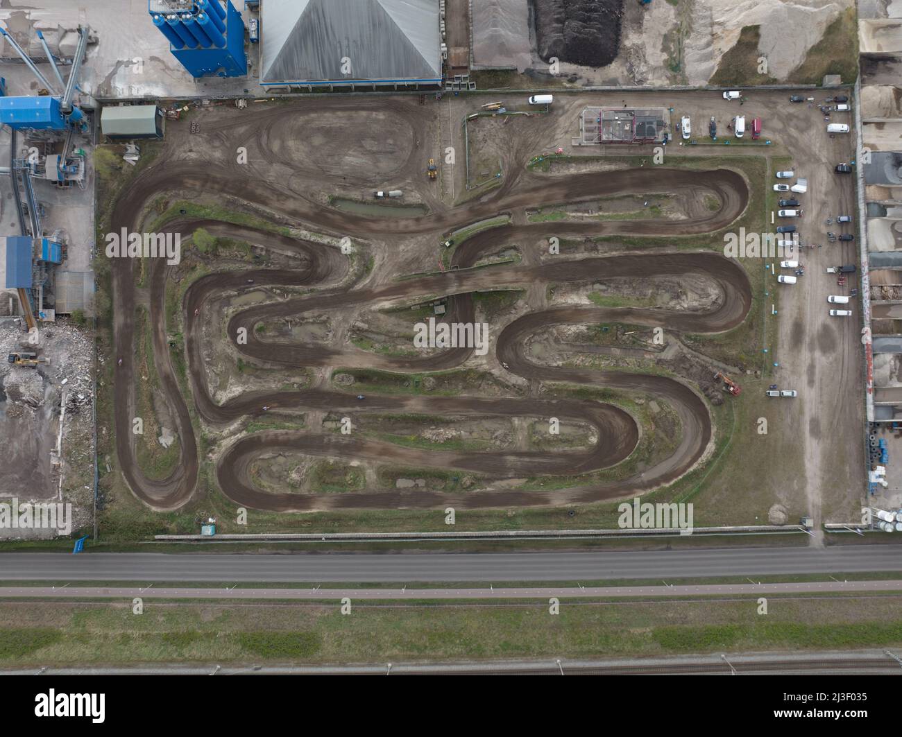 Motorcross Racing Dirt Track. Offroad-Rennstrecke für Motorrad-Aktivitäten Freizeit und Sport im Freien. Extreme Sports Active Lifestyle Rennbahn. Stockfoto