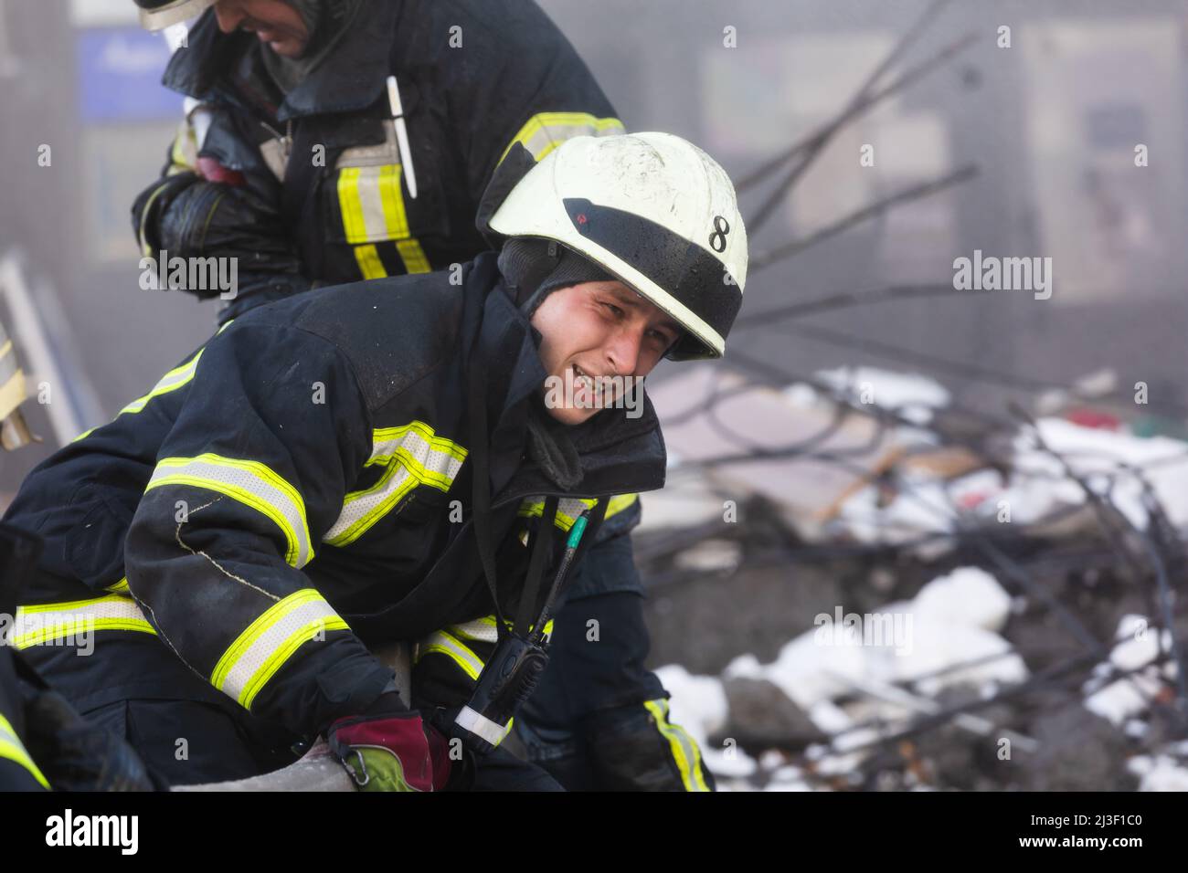 Kiew, Ukraine. 26.. Februar 2022. Ein Feuerwehrmann hält den Löschschlauch, der auf das Feuer im Kiewer Gebäude nach dem russischen Beschuss abzielt. Nach dem Beschuss der russischen Truppen wurde ein Gebäude in Kiew zerstört. Russland marschierte am 24. Februar 2022 in die Ukraine ein und löste damit den umfangreichsten militärischen Angriff in Europa seit dem Zweiten Weltkrieg aus (Bild: © Mykhaylo Palinchak/SOPA Images via ZUMA Press Wire) Stockfoto
