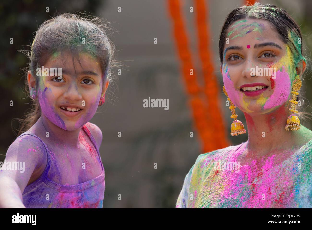 Porträt der Mutter und Tochter Feier Holi Stockfoto