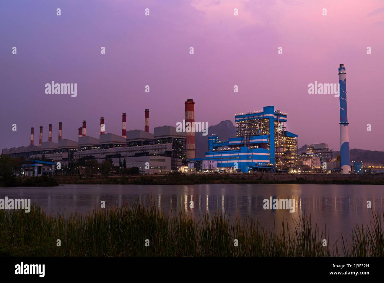 Lampang, Thailand - 15. März 2022 - Blick auf das Mae Moh Kraftwerk in Lampang, Thailand am Abend des 15. März 2022 bei schönem Sonnenuntergang Stockfoto