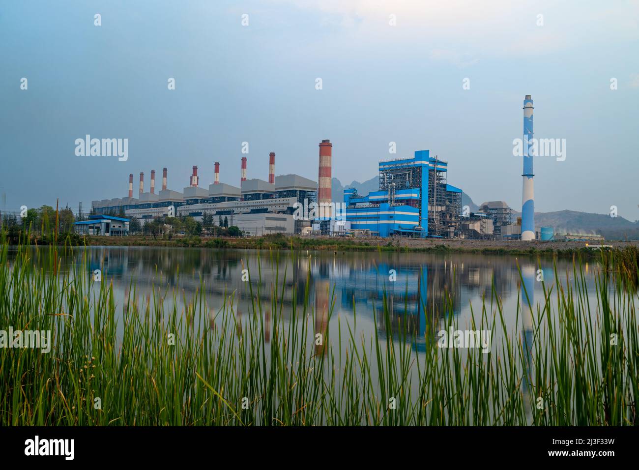 Lampang, Thailand - 15. März 2022 - Blick auf das Mae Moh-Kraftwerk in Lampang, Thailand, am Abend des 15. März 2022 Stockfoto