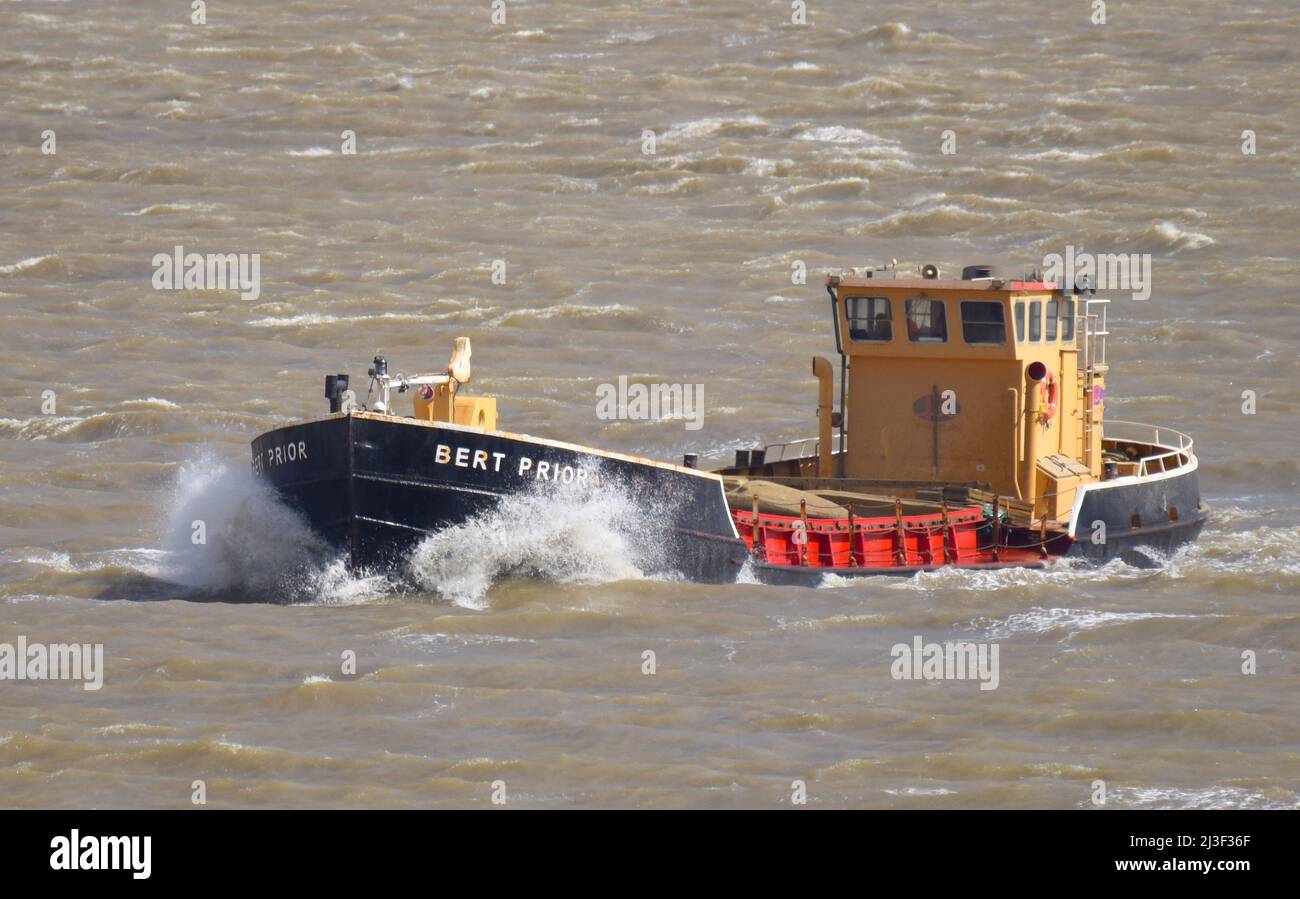 Gravesend UK starke Winde schüren die Wellen auf der Themse, während Schiffe und Boote ihren Handel auf dem Liquid Highway treiben. Die Abbildung zeigt das Aggregatboot B Stockfoto