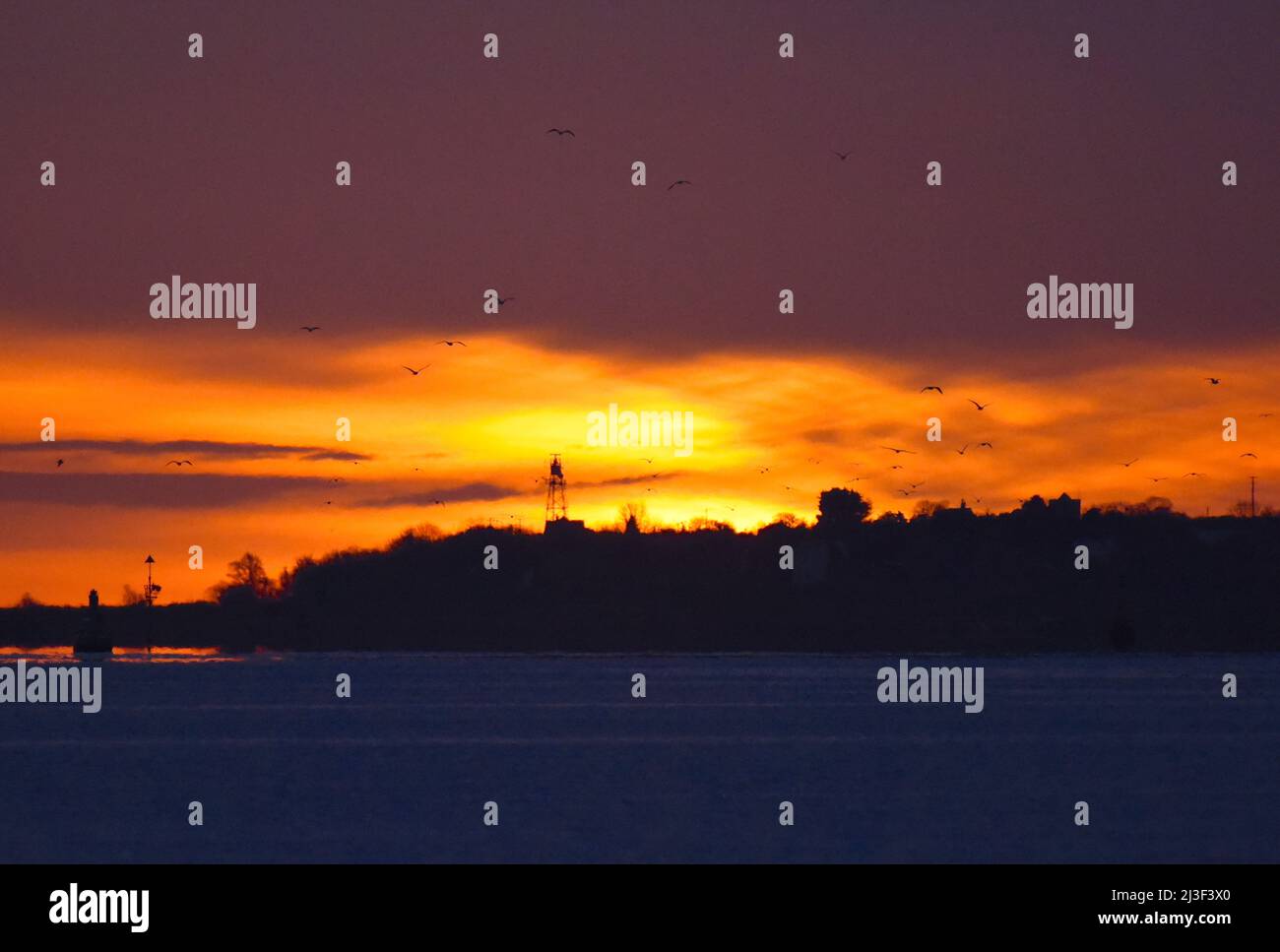 08/04/2022 Gravesend UK Eine ruhige und friedliche Morgendämmerung über Ciffe in Kent und der Tanker Warning Light, der als Navigationshilfe für die Schifffahrt im Thame verwendet wird Stockfoto