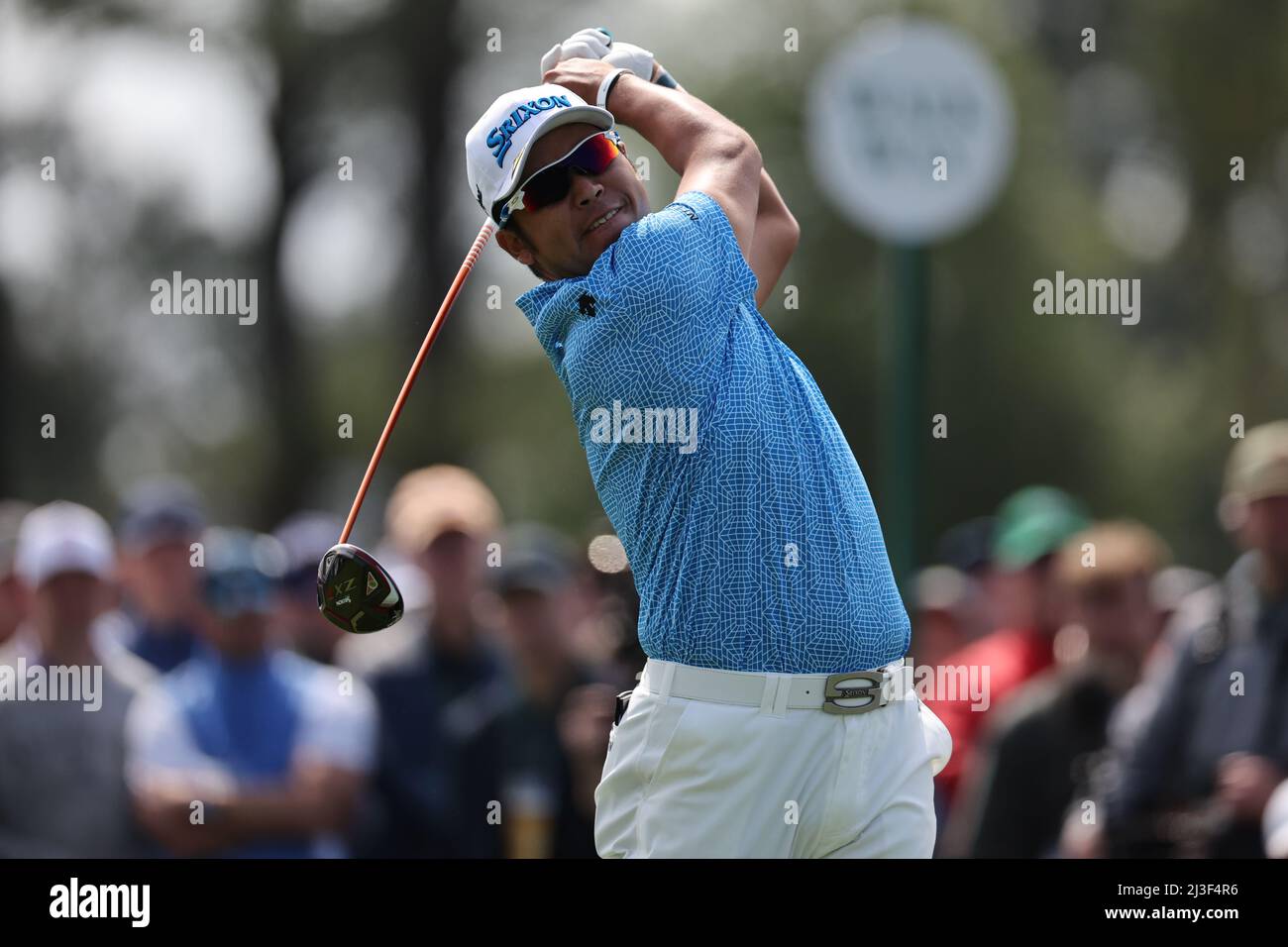 Das japanische Hideki Matsuyama schlägt sich am 7. April 2022 in der ersten Runde des Masters-Golfturniers 2022 im Augusta National Golf Club in Augusta, Georgia, USA, auf dem 1.-Loch ab. Kredit: Koji Aoki/AFLO SPORT/Alamy Live Nachrichten Stockfoto