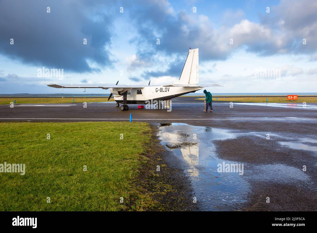 Loganair Kleinflugzeug auf dem Flugplatz in Papa Westray, Orkney Islands, UK Stockfoto