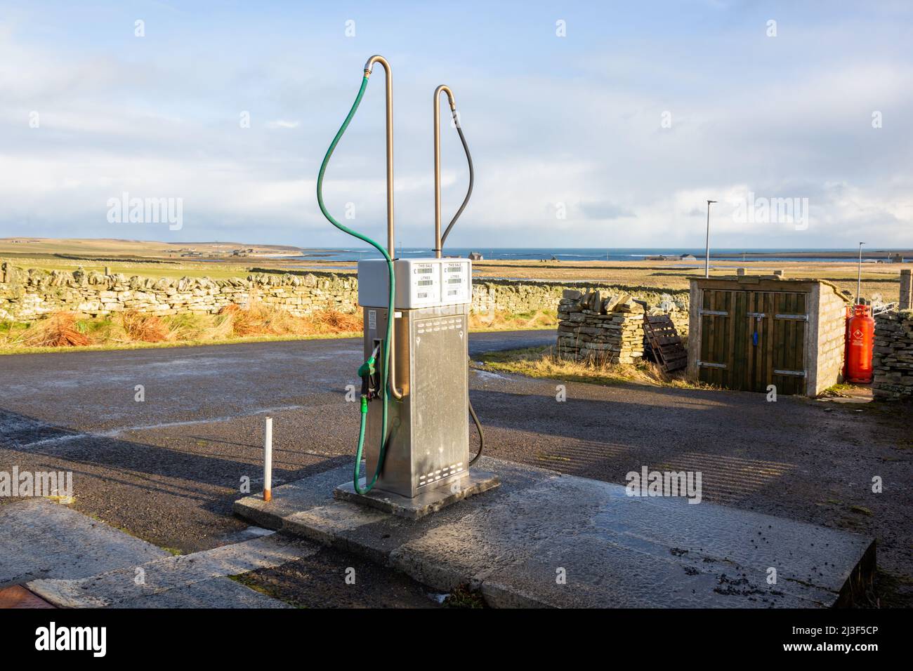 Eine Benzinpumpe auf einer abgelegenen Insel, Papa Westray, Orkney Islands, Großbritannien Stockfoto