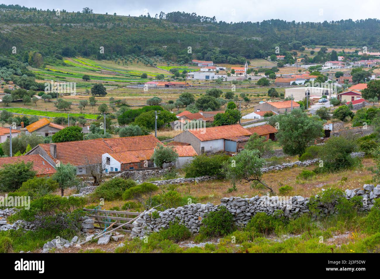Luftaufnahme des Dorfes Chao das Pias in Portugal. Stockfoto