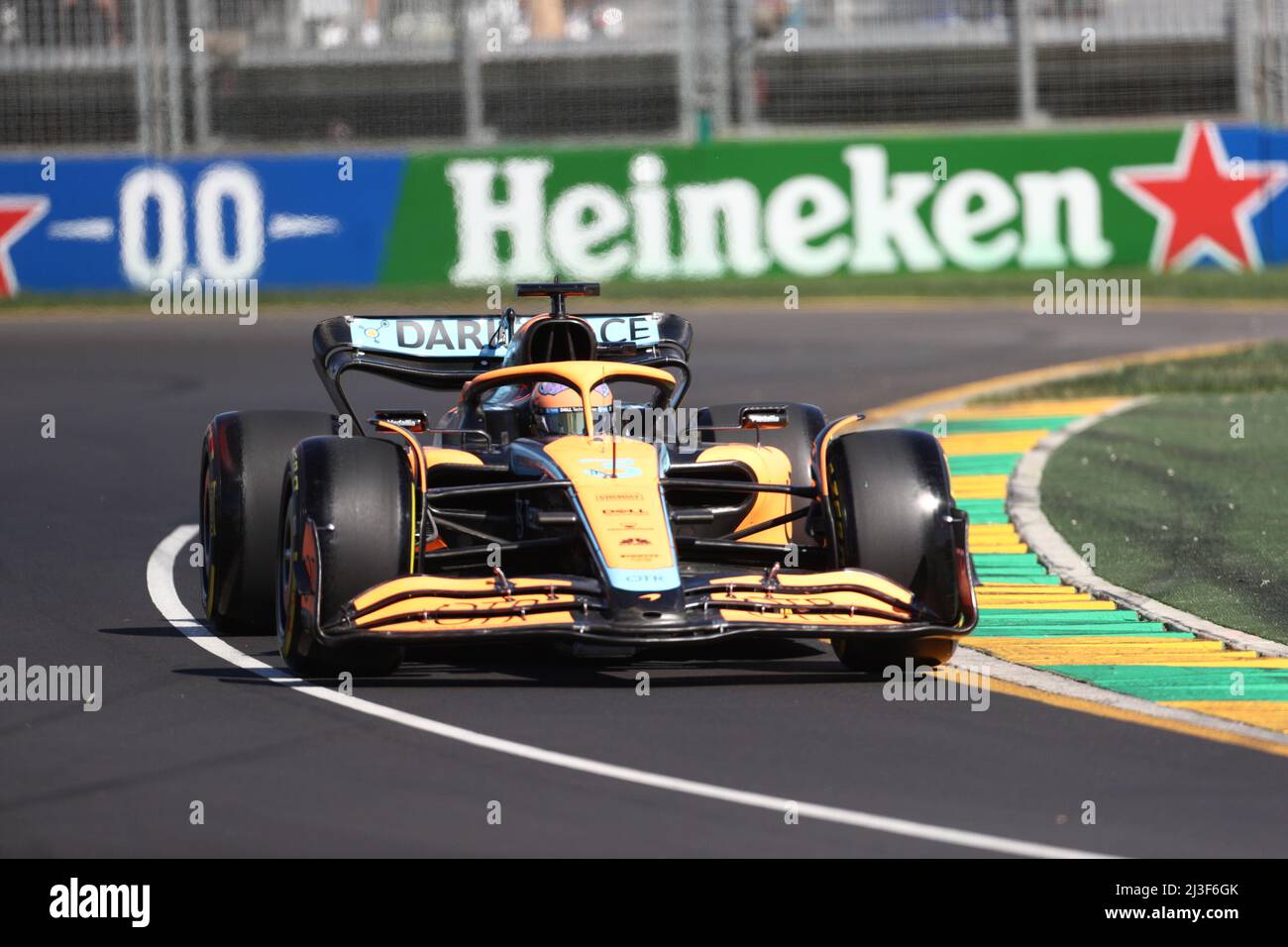 Albert Park, Melbourne, Victoria, Australien. 08. April 2022. FIA Formel-1-Weltmeisterschaft 2022 - Formel 1 Rolex großer Preis von Australien - Daniel Ricciardo (Australien ) Rennen für das McLaren-F1 Team mit dem (3) Mercedes MCL36 während des Trainings für das dritte Rennen der FIA Formel-1-Weltmeisterschaft 2022-Bildquelle: brett keating/Alamy Live News Stockfoto