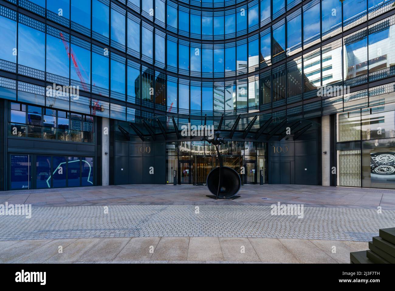 LONDON, Großbritannien - 026. FEBRUAR 2022: Vorderansicht von 100 Broadgate, Liverpool Street Stockfoto