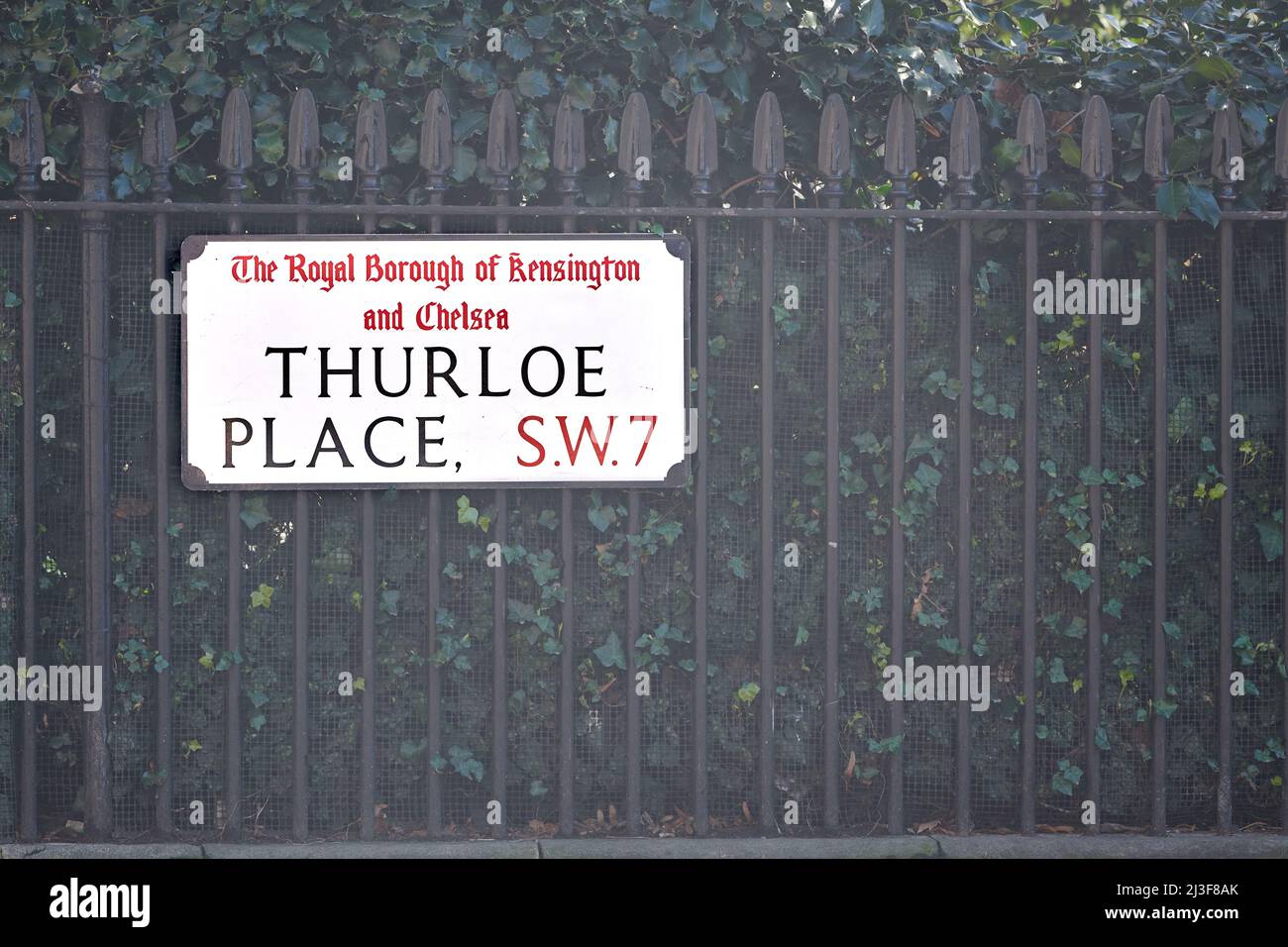 Straßenschild für Thurlloe Place, Royal Borough of Kensington and Chelsea, London SW7, England. Stockfoto