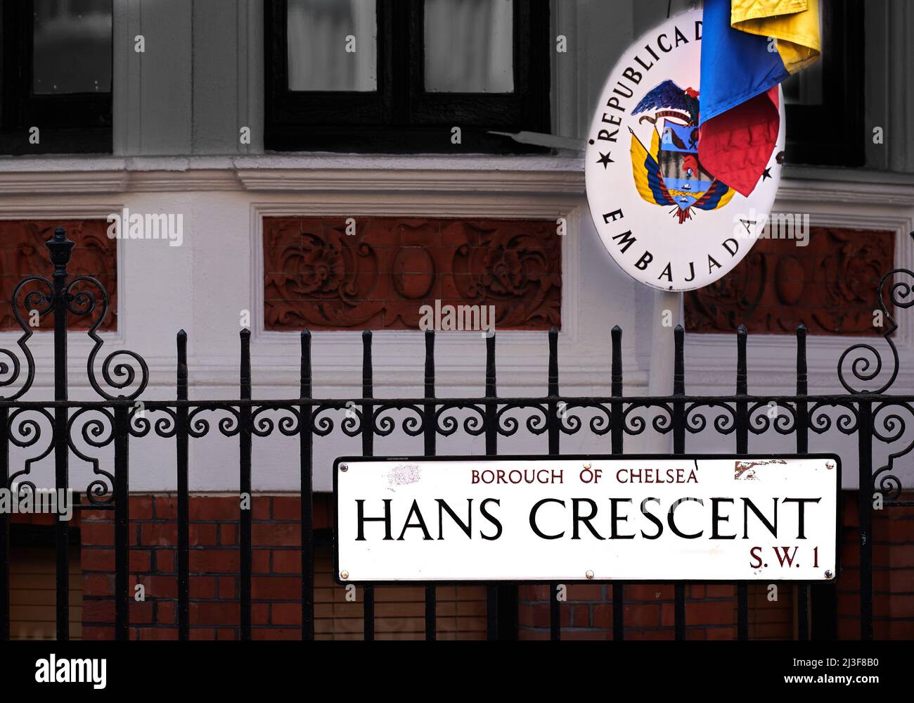 Straßenschild für Hans Crescent und die Botschaft von Ecuador, Royal Borough of Kensington and Chelsea, London SW1, England. Stockfoto