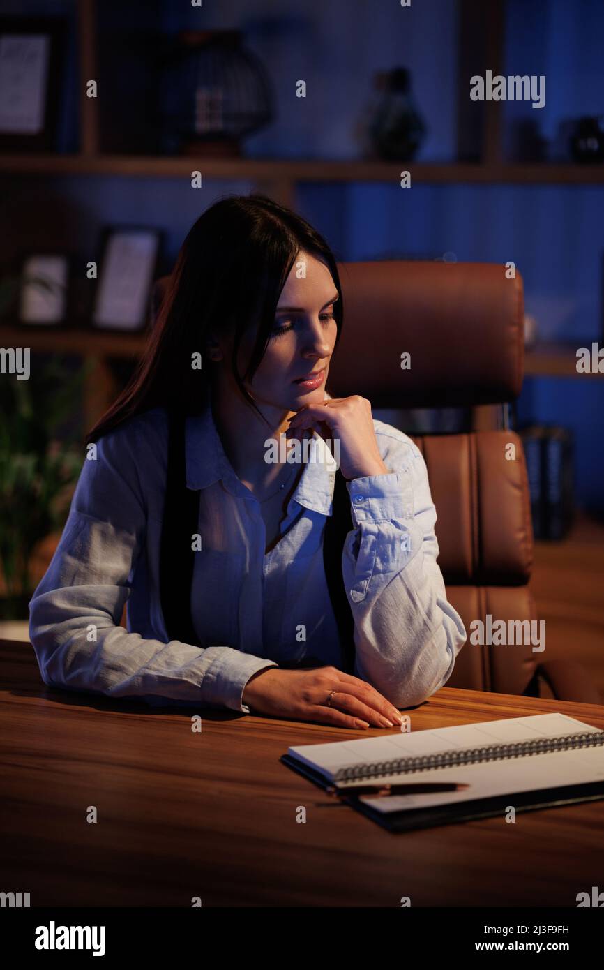 Porträt einer jungen attraktiven Geschäftsfrau im Büro. Filmische Beleuchtung Stockfoto