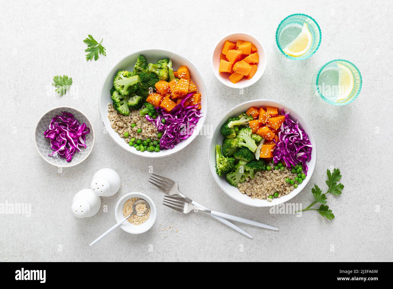 Vegetarische Quinoa und Brokkoli Lunch Buddha Schale mit gebackenem Butternusskürbis oder Kürbis, grünen Erbsen und Rotkohl. Draufsicht Stockfoto