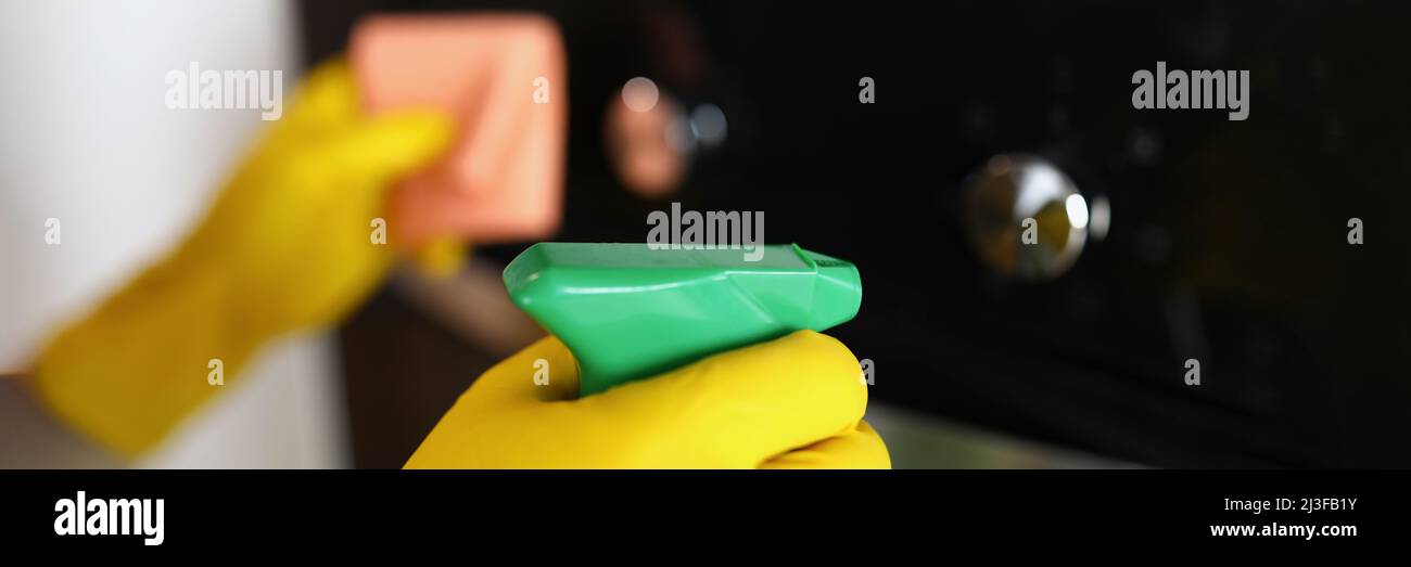 Frau in gelben Schutzhandschuhen Stockfoto
