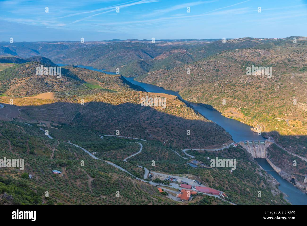 Luftaufnahme des Wasserkraftwerks Saucelle im Douro-Tal, portugal. Stockfoto
