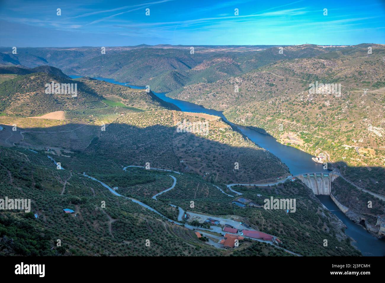Luftaufnahme des Wasserkraftwerks Saucelle im Douro-Tal, portugal. Stockfoto