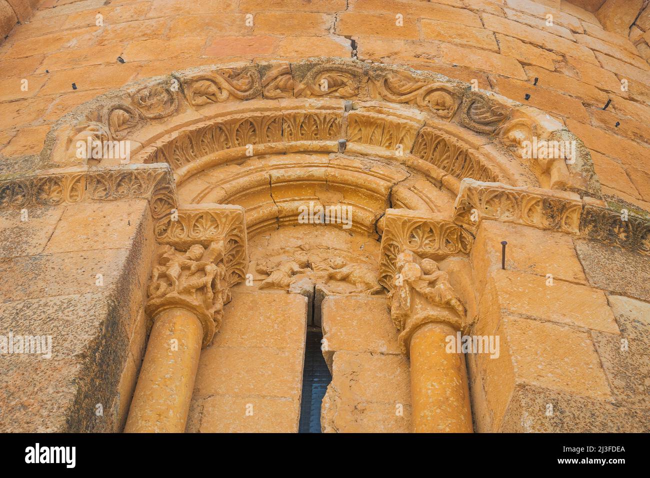 Fenster der Apsis. Kirche von Asuncion, Sequera de Fresno, Provinz Segovia, Castilla Leon, Spanien. Stockfoto