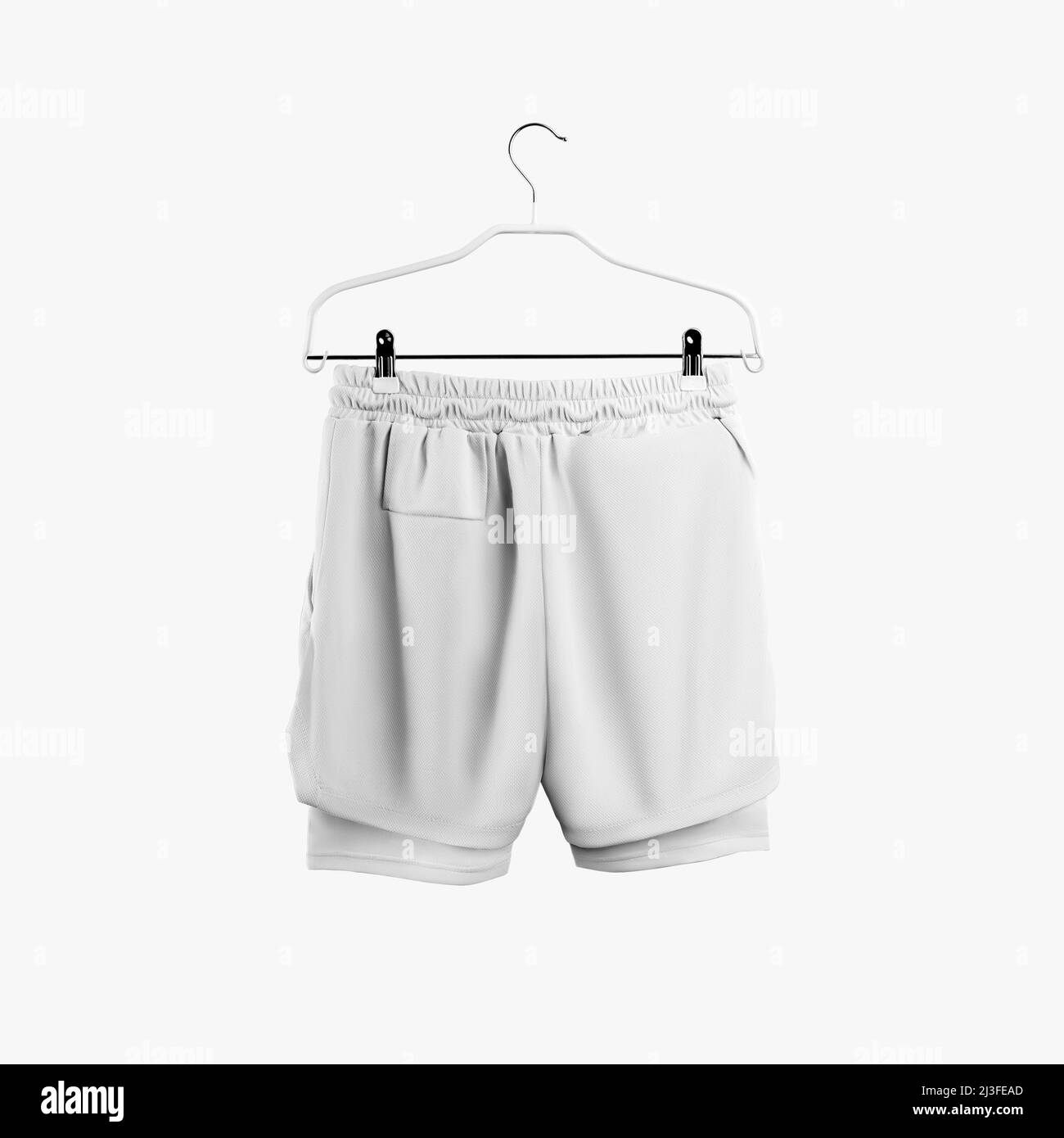 Weiße, lockere Shorts mit Kompressionslinie, Sportswear für Herren auf einem Kleiderbügel, isoliert auf dem Hintergrund, Rückansicht. Bekleidungsvorlage mit Unterhose, f Stockfoto