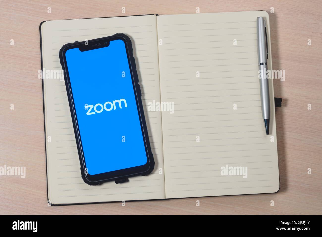 Zoom-App-Logo auf dem Bildschirm des Smartphones. Zoom Video Communications ist ein Unternehmen, das Remote-Konferenzdienste anbietet. Vorbereitung auf eine Online-Mee Stockfoto