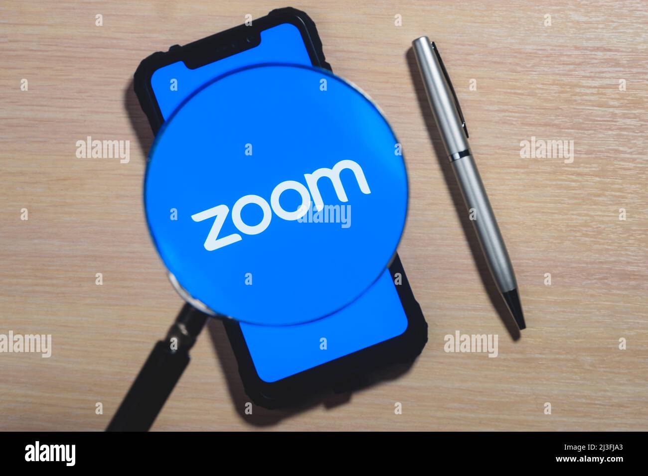 Zoom App-Logo auf dem Bildschirm Smartphone Nahaufnahme. Zoom Video Communications ist ein Unternehmen, das Remote-Konferenzdienste anbietet. Stockfoto