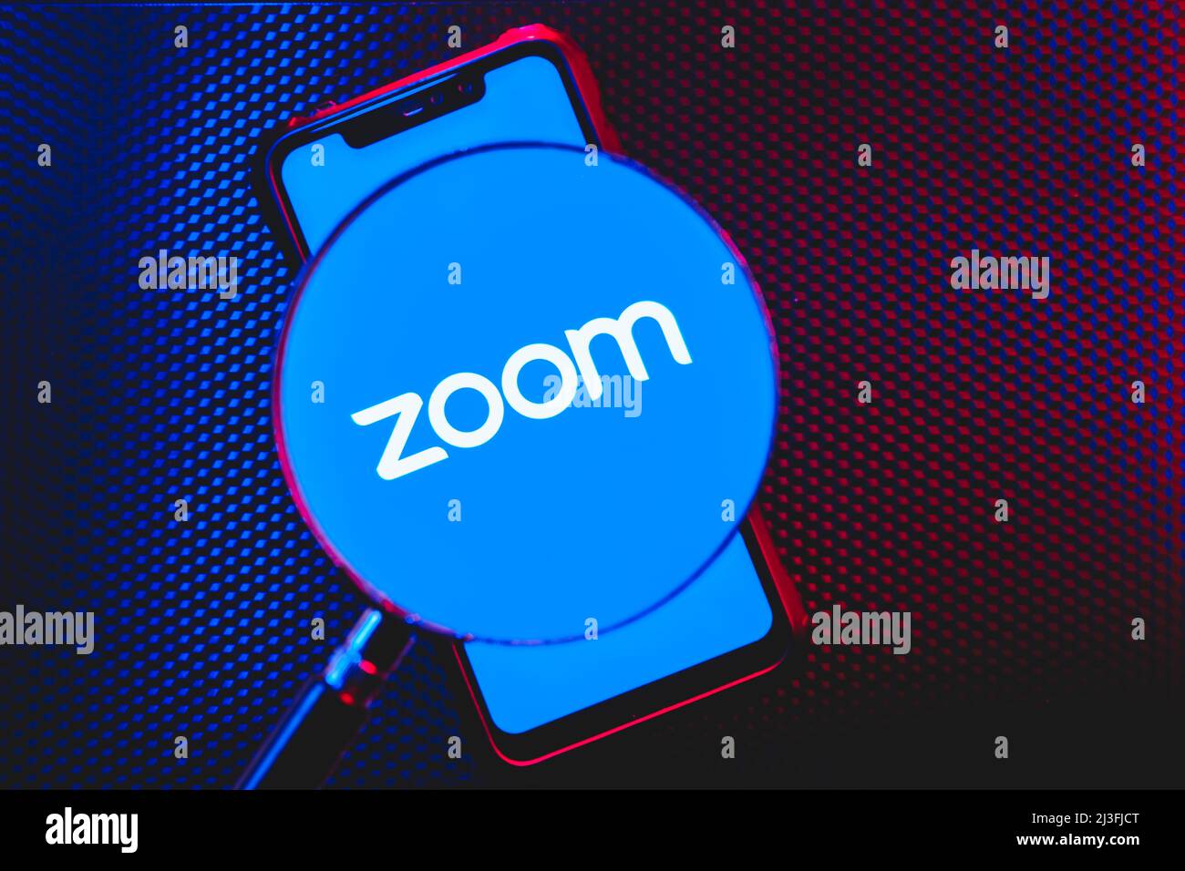 Zoom App-Logo auf dem Bildschirm Smartphone Nahaufnahme. Zoom Video Communications ist ein Unternehmen, das Remote-Konferenzdienste anbietet. Stockfoto