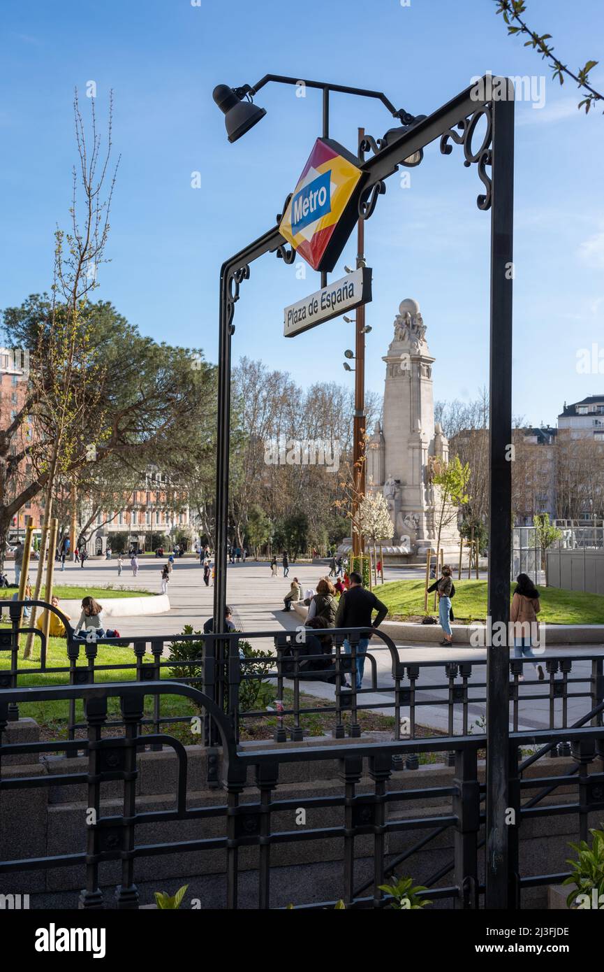 Madrid Spanien. 01. April 2022: Plaza de España in Madrid. Nahaufnahme der Metrostation Plaza de España Stockfoto