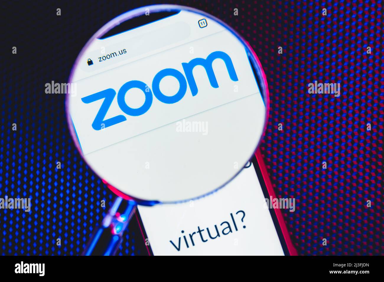 Zoom App-Logo auf dem Bildschirm Smartphone Nahaufnahme. Zoom Video Communications ist ein Unternehmen, das Remote-Konferenzdienste anbietet. Stockfoto
