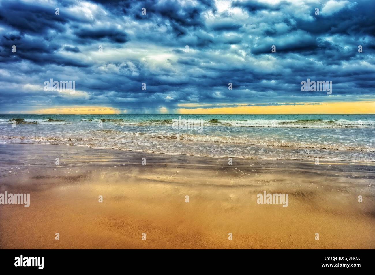 Wolken und Sturm auf dem Meer Stockfoto