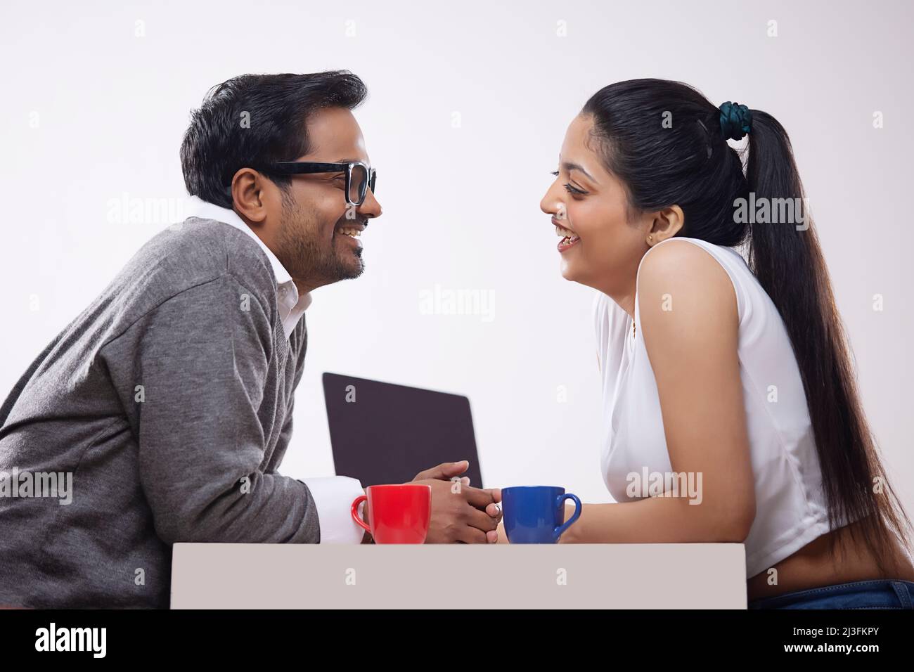 Porträt eines jungen Firmenpaares, das sich unterhielt Stockfoto