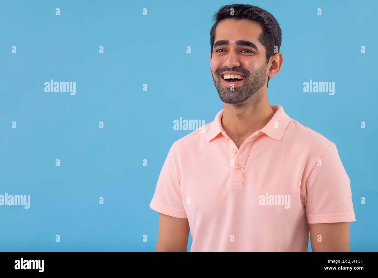 Porträt eines glücklichen jungen Mannes, der sich anderswo umsieht Stockfoto