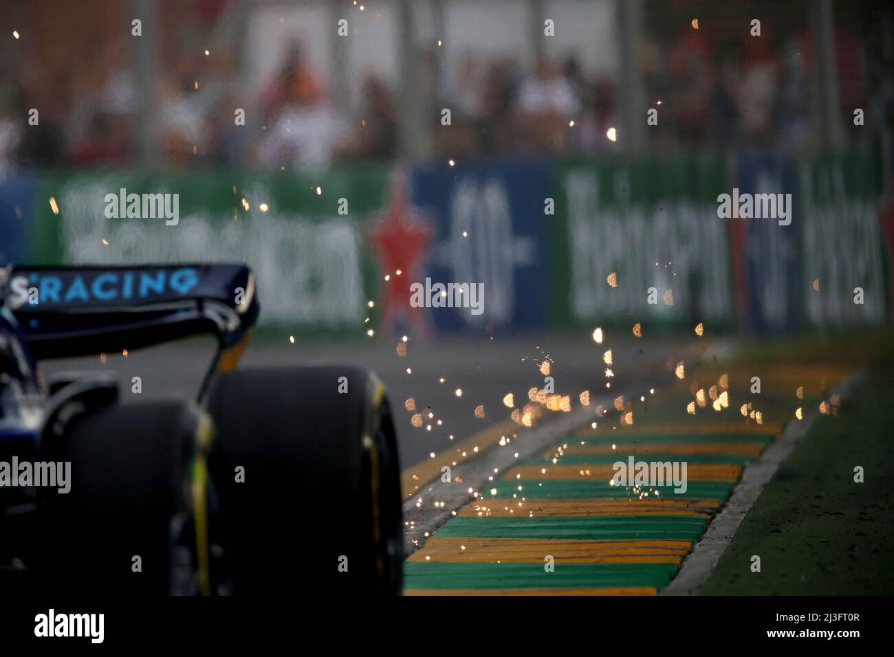 Melbourne, Australien. 08. April 2022. Williams Racing FW44 lässt Funken. Großer Preis von Australien, Freitag, 8.. April 2022. Albert Park, Melbourne, Australien. Quelle: James Moy/Alamy Live News Stockfoto
