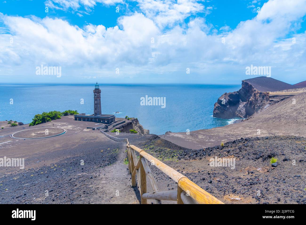 Leuchtturm Farol da Ponta dos Capelinhos auf der Azoren-Insel Faial, Portugal. Stockfoto