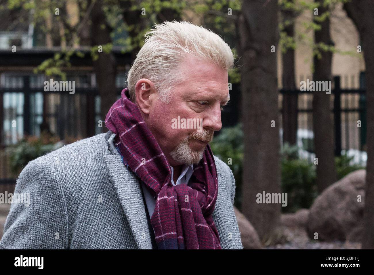 London, Großbritannien. 8.. April 2022. Der ehemalige Tennisstar Boris Becker kommt am Southwark Crown Court an, da die Jury voraussichtlich weiterhin über die Urteile in seinem Prozess wegen der angeblich verschweigenden Vermögenswerte, darunter Medaillen, Wimbledon-Trophäen und Immobilien von Konkursverwalter, beraten wird. Quelle: Wiktor Szymanowicz/Alamy Live News Stockfoto