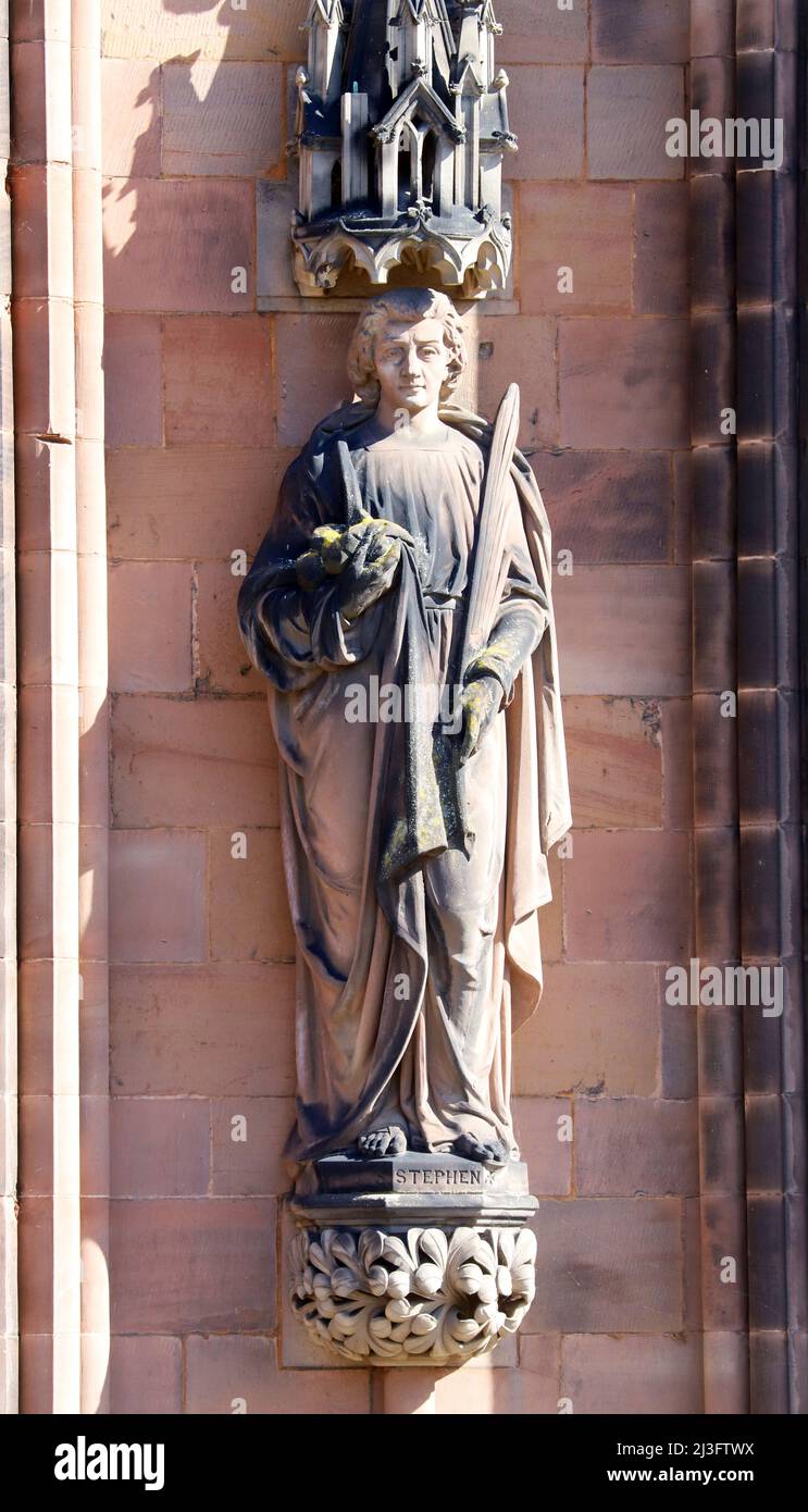 Statue des heiligen Stephanus, 1. Christian Martyr an der Westfront der Lichfield Cathedral, Staffordshire, England Stockfoto