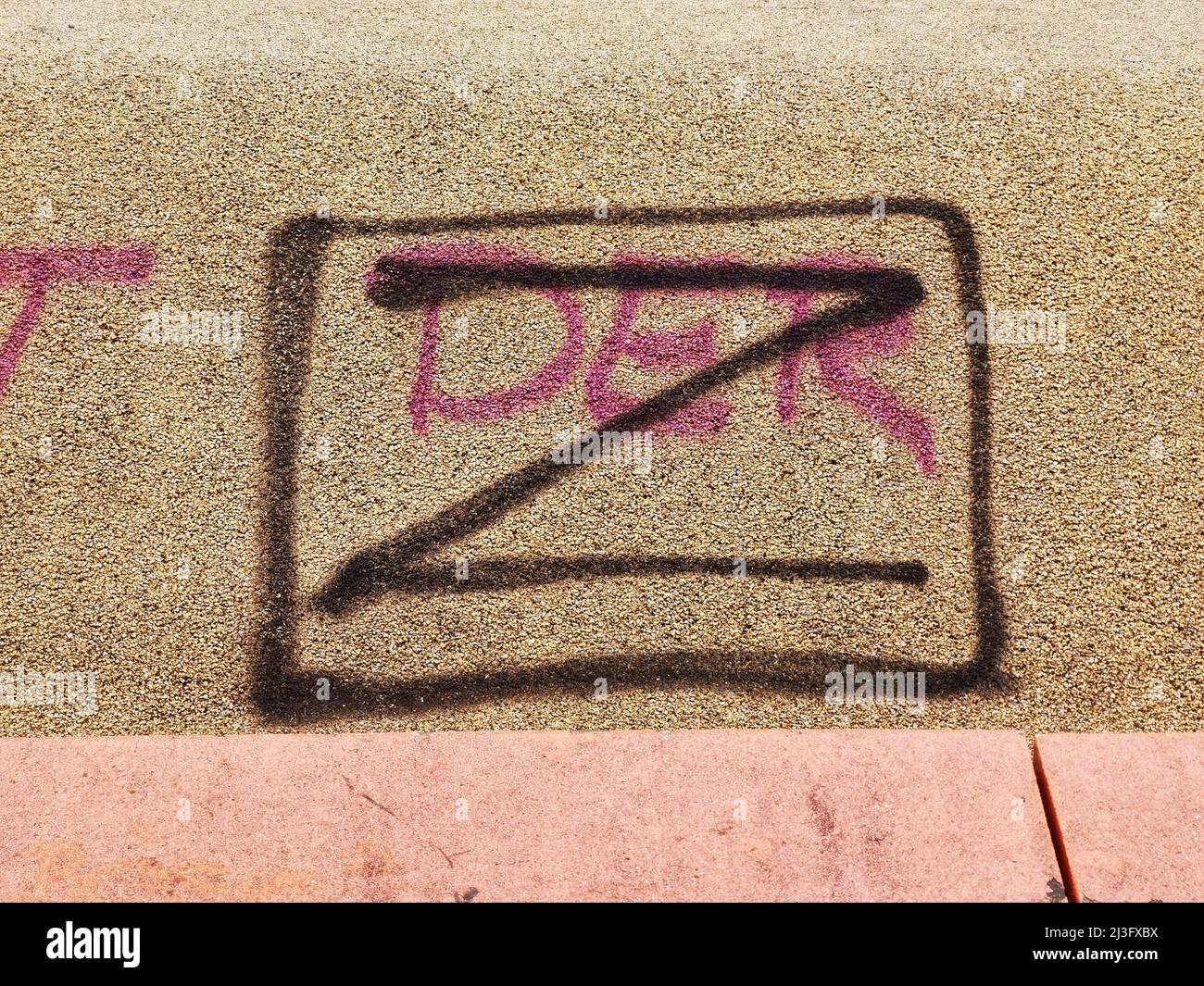 München, Bayern, Deutschland. 8. April 2022. Ein kürzlich gesprühtes Z-Symbol, das in einem Park in der Nähe des SchwanthalerhÃ¶he in München zu sehen ist. Bayern hat die Darstellung des Symbols zu einem möglichen Verbrechen gemacht, das auf der Billigung von Verbrechen beruht, die von einem Staat begangen wurden, einschließlich Menschenrechtsverletzungen mit anderen Staaten, die entweder Klage verfolgen oder überprüfen. Das Symbol, das vermutlich die Bedeutung von za pobedu (für den Sieg) hat, ist eines von einer Reihe von Symbolen, wie dem V oder O, manchmal stilisiert innerhalb eines Quadrats, wie es in der Schlacht von Charkiw zu sehen ist, die am meisten mit dem russischen Krieg in der Ukraine und in der Folge verbunden ist Stockfoto