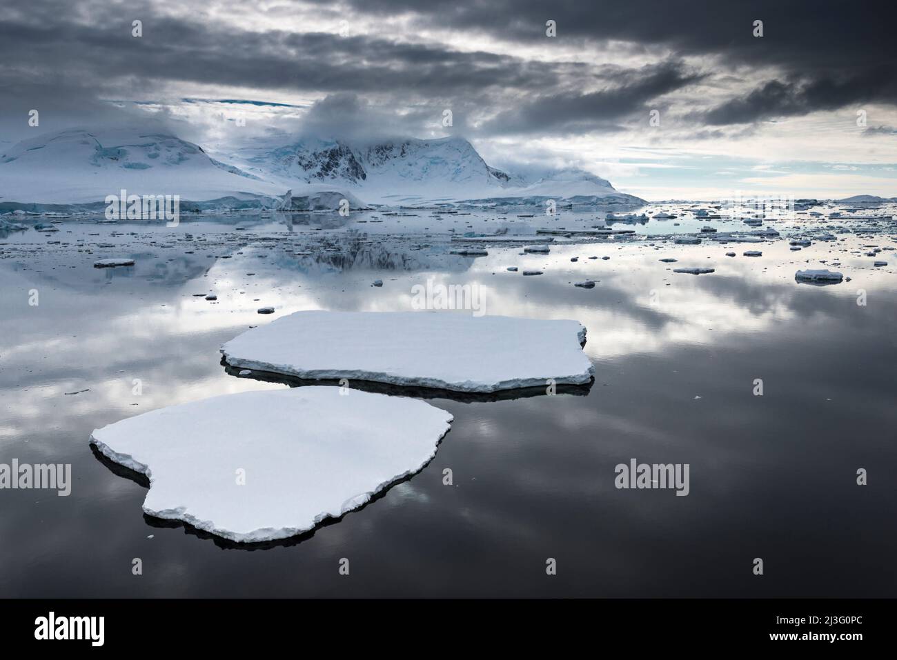 Landschaft mit Blick nach Westen in Richtung der nordöstlichen Ecke der Adelaide Island, Antarktis Stockfoto